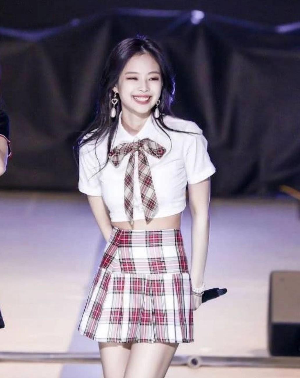Jennie摔倒脸部受伤 解释是因为进行运动时不小心摔倒的-1 Jennie摔倒脸部受伤 解释是因为进行运动时不小心摔倒的