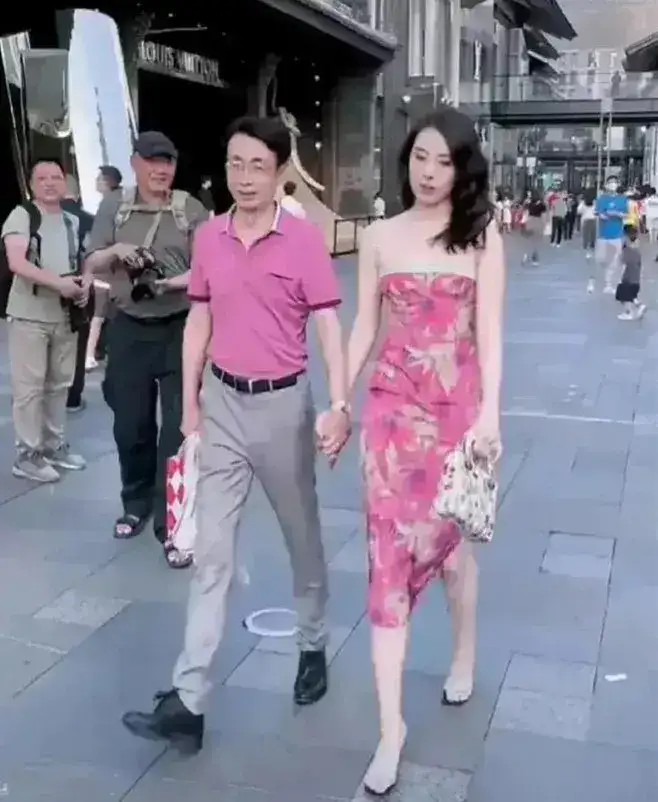 成都牵手门事件免职裙火了,连衣裙卖家呼吁理性消费!-4 成都牵手门事件免职裙火了,连衣裙卖家呼吁理性消费!